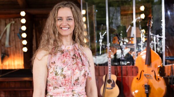 Mona Britt Nykjær med orkester